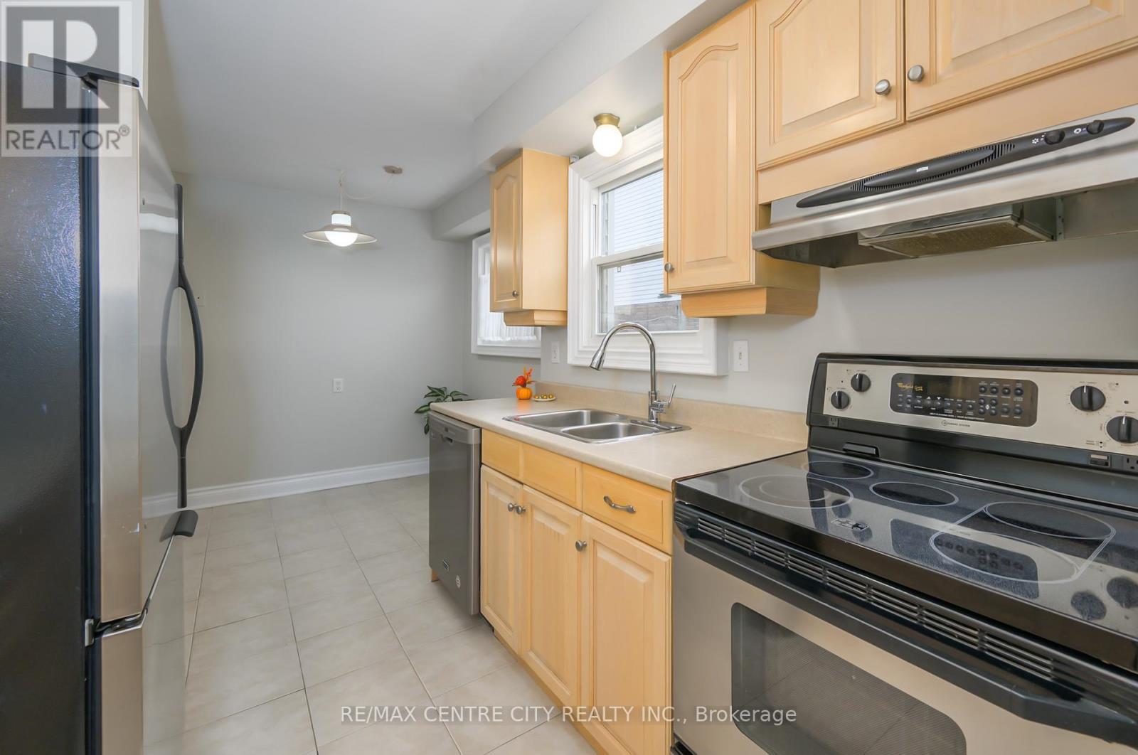 231 Banbury Road, London South (South T), ON - Indoor Photo Showing Kitchen With Double Sink
