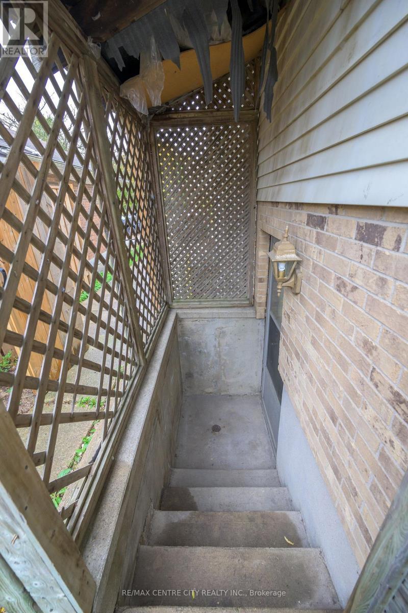 231 Banbury Road, London South (South T), ON - Outdoor With Exterior