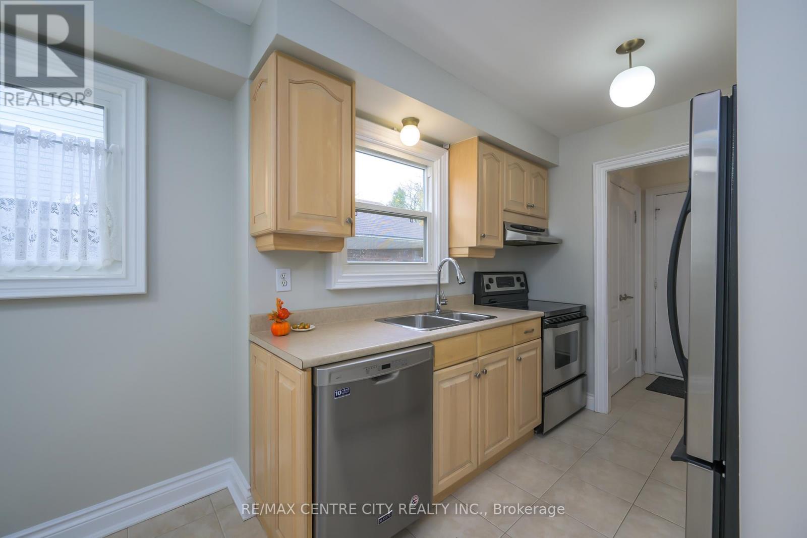 231 Banbury Road, London South (South T), ON - Indoor Photo Showing Kitchen With Double Sink