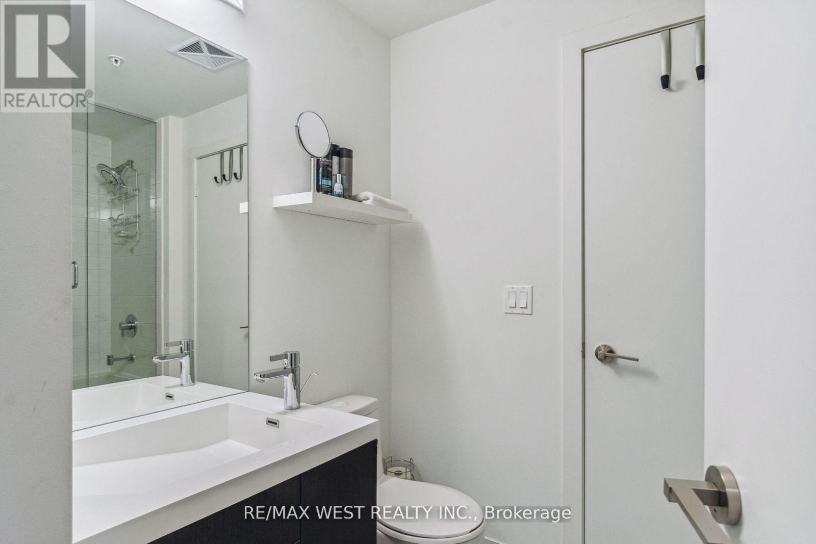 1802 - 30 Nelson Street, Toronto, ON - Indoor Photo Showing Bathroom