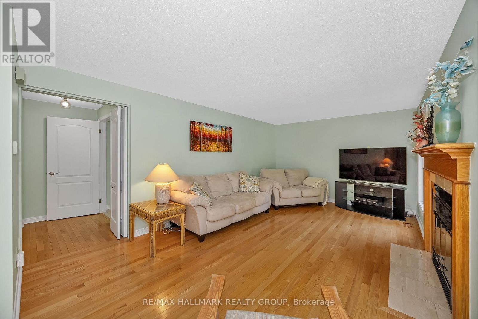 1725 Autumn Ridge Drive, Ottawa, ON - Indoor Photo Showing Living Room