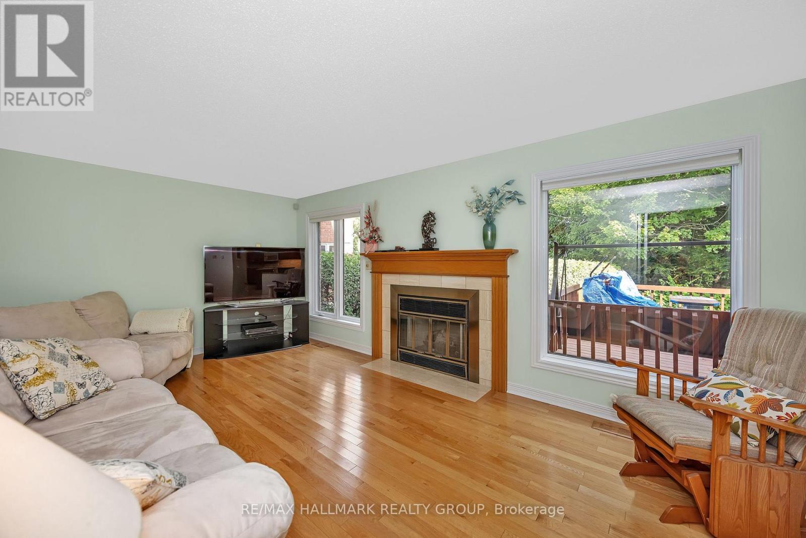 1725 Autumn Ridge Drive, Ottawa, ON - Indoor Photo Showing Living Room With Fireplace