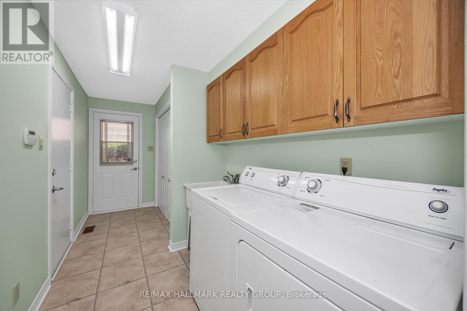 1725 Autumn Ridge Drive, Ottawa, ON - Indoor Photo Showing Laundry Room