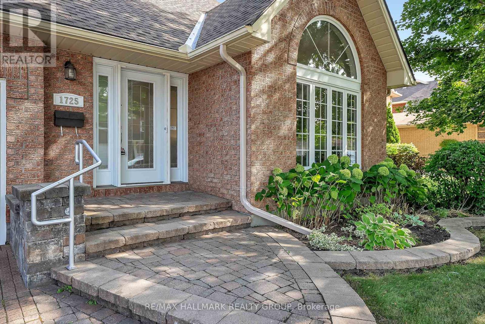 1725 Autumn Ridge Drive, Ottawa, ON - Outdoor