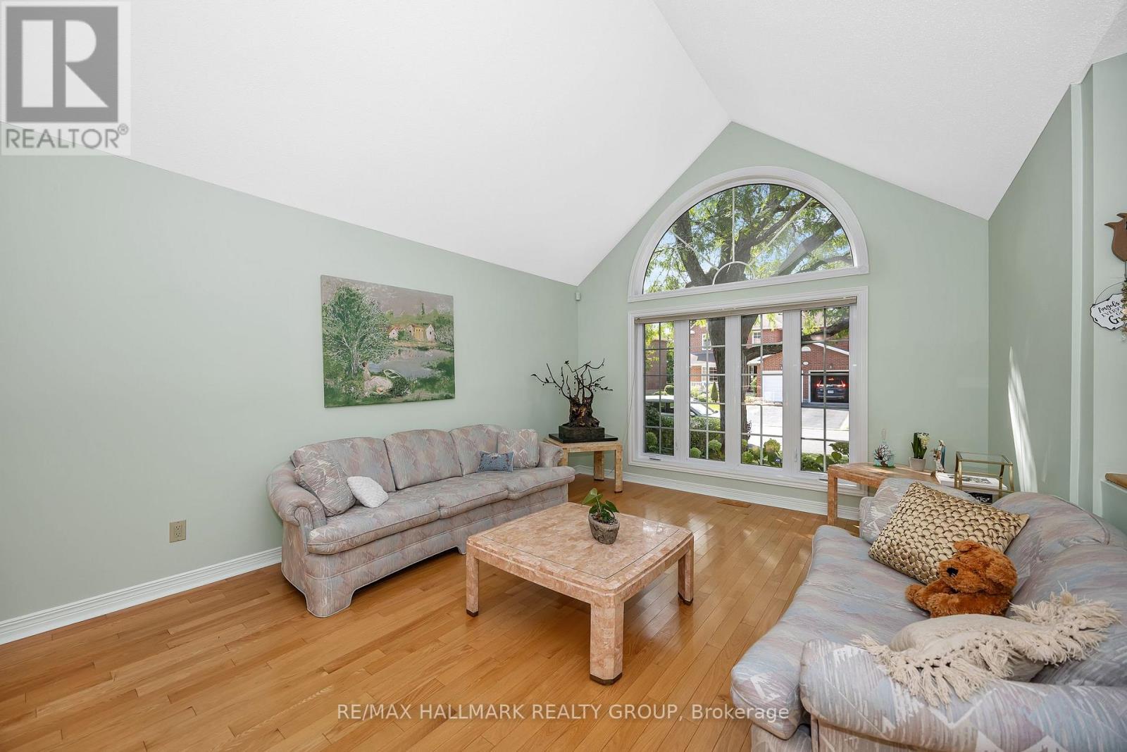 1725 Autumn Ridge Drive, Ottawa, ON - Indoor Photo Showing Living Room