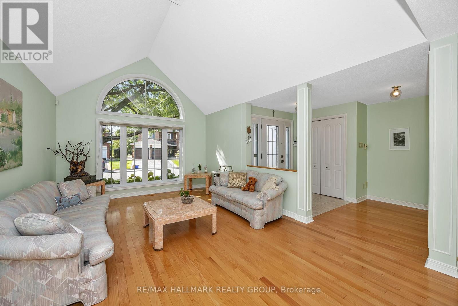 1725 Autumn Ridge Drive, Ottawa, ON - Indoor Photo Showing Living Room