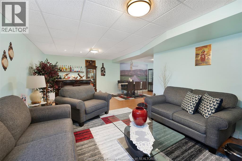 1454 Clover Avenue, Windsor, ON - Indoor Photo Showing Living Room