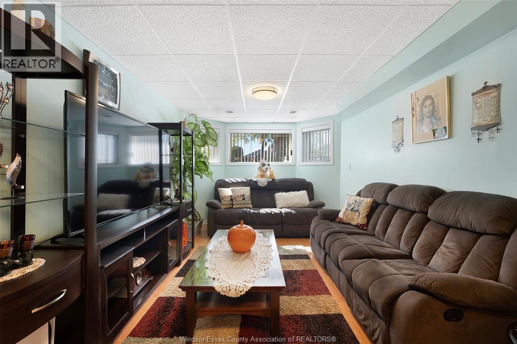 1454 Clover Avenue, Windsor, ON - Indoor Photo Showing Living Room