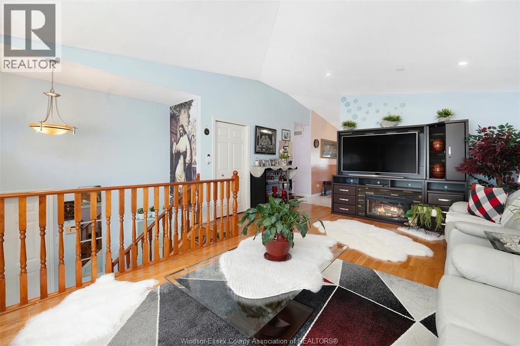 1454 Clover Avenue, Windsor, ON - Indoor Photo Showing Living Room