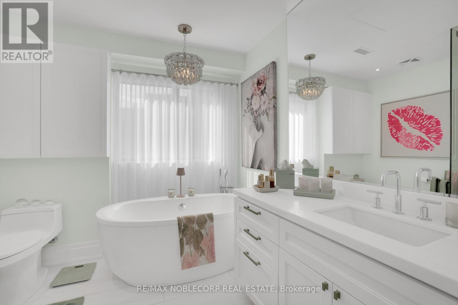 404 - 4 The Kingsway, Toronto, ON - Indoor Photo Showing Bathroom