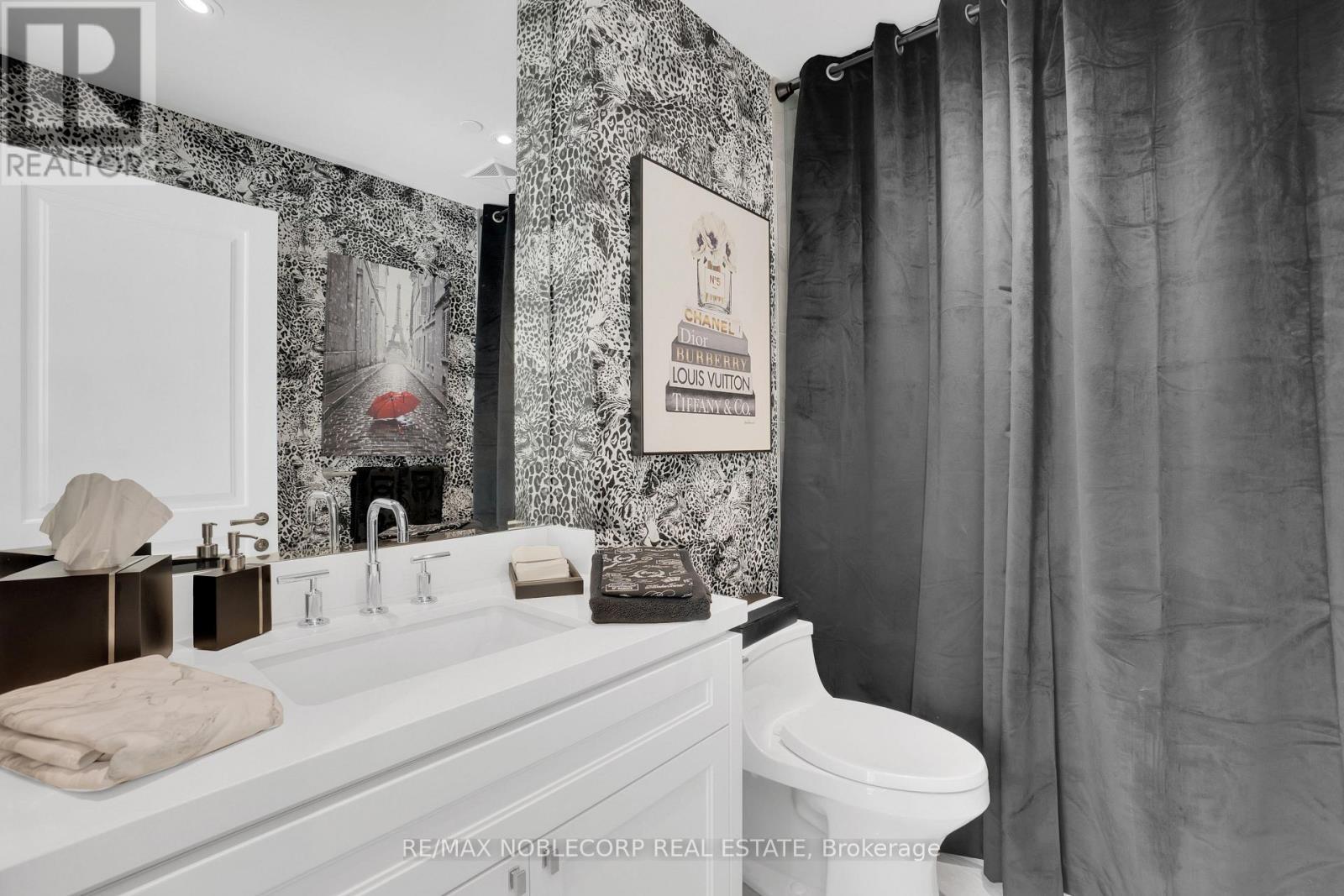 404 - 4 The Kingsway, Toronto, ON - Indoor Photo Showing Bathroom