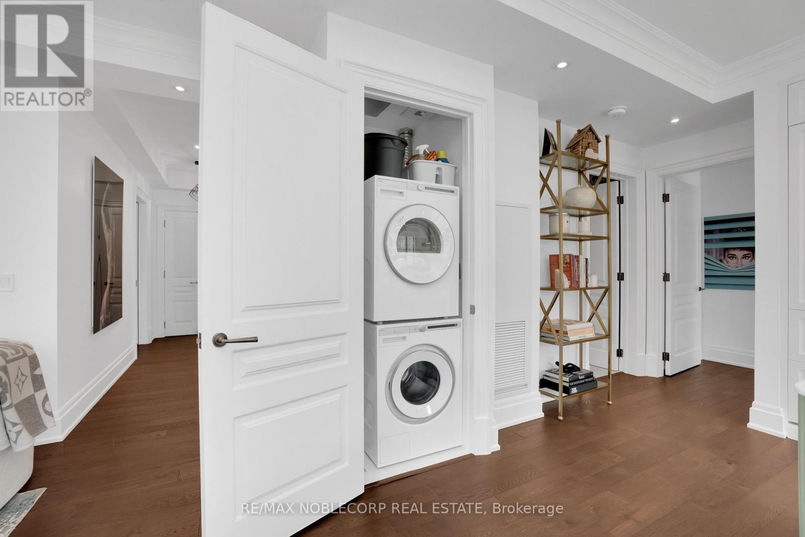 404 - 4 The Kingsway, Toronto, ON - Indoor Photo Showing Laundry Room