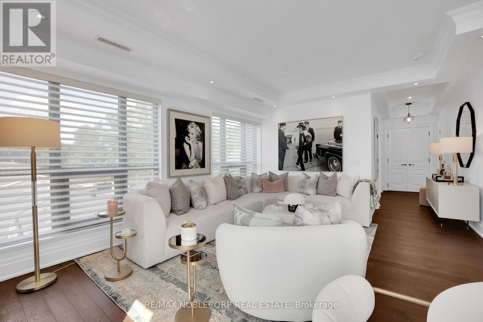 404 - 4 The Kingsway, Toronto, ON - Indoor Photo Showing Living Room