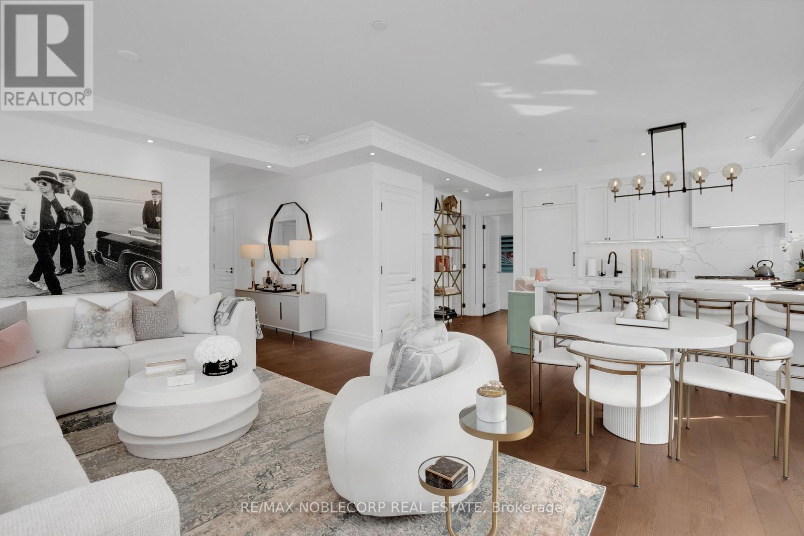 404 - 4 The Kingsway, Toronto, ON - Indoor Photo Showing Living Room