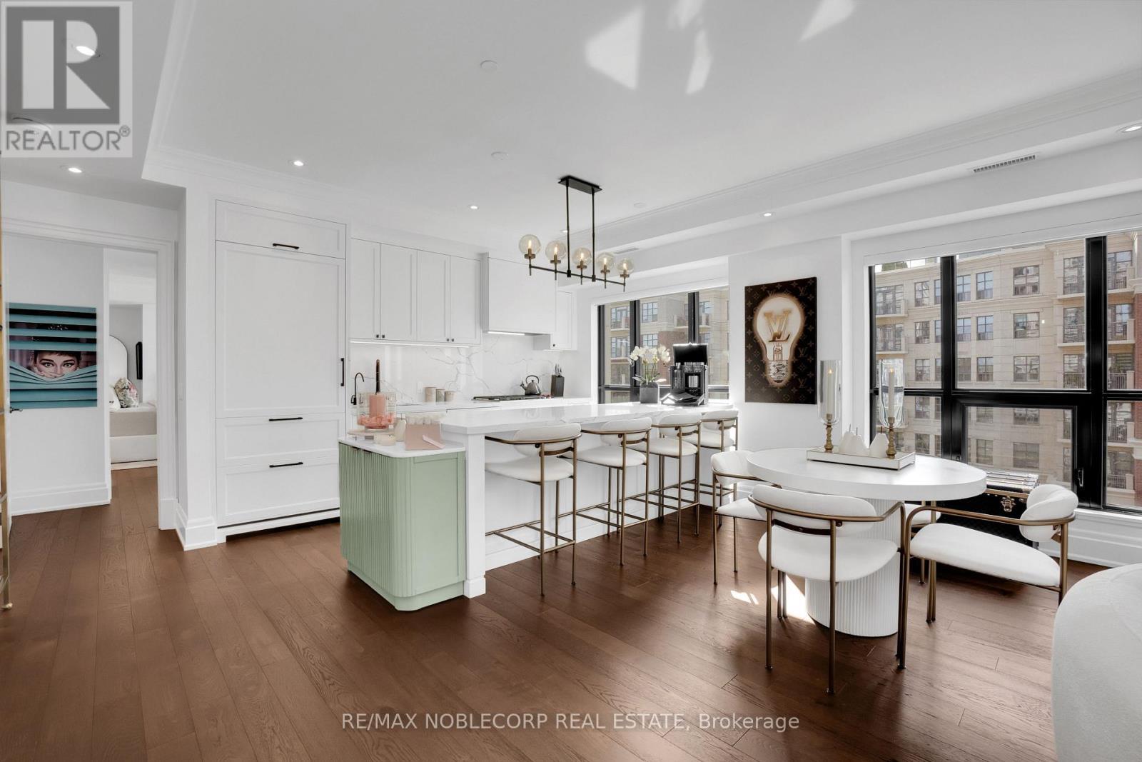 404 - 4 The Kingsway, Toronto, ON - Indoor