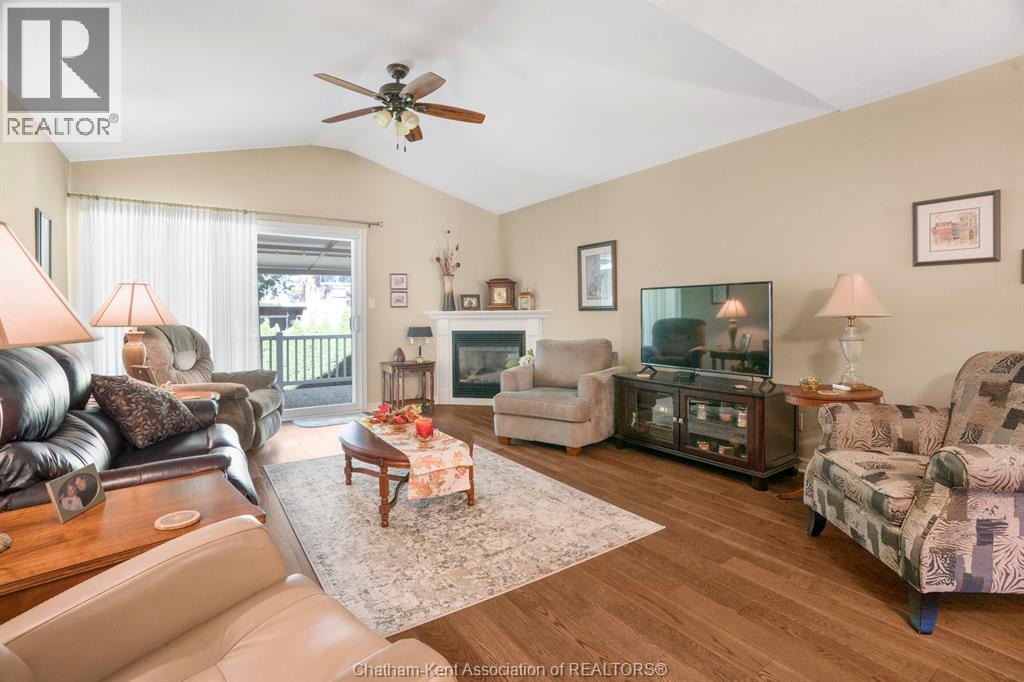 23 Wilhelmina Way, Chatham, ON - Indoor Photo Showing Living Room With Fireplace