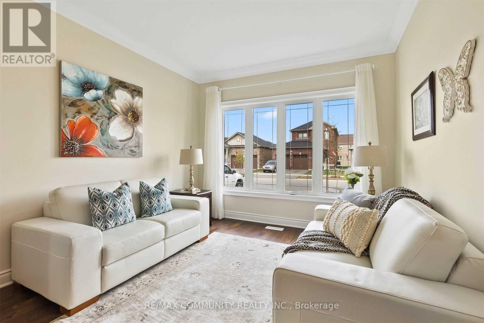 5 Pollock Avenue, Brock, ON - Indoor Photo Showing Living Room