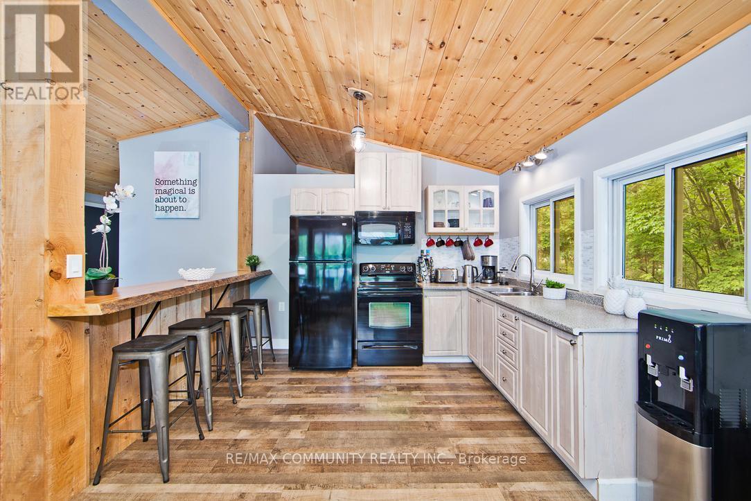 6605 Pioneer Village Lane, Ramara, ON - Indoor Photo Showing Kitchen