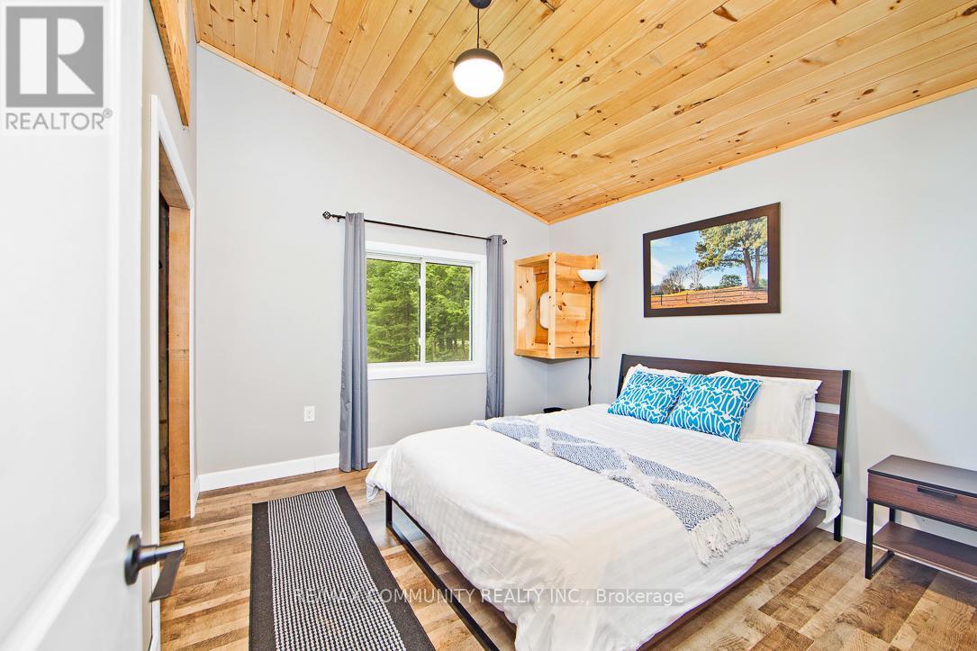 6605 Pioneer Village Lane, Ramara, ON - Indoor Photo Showing Bedroom