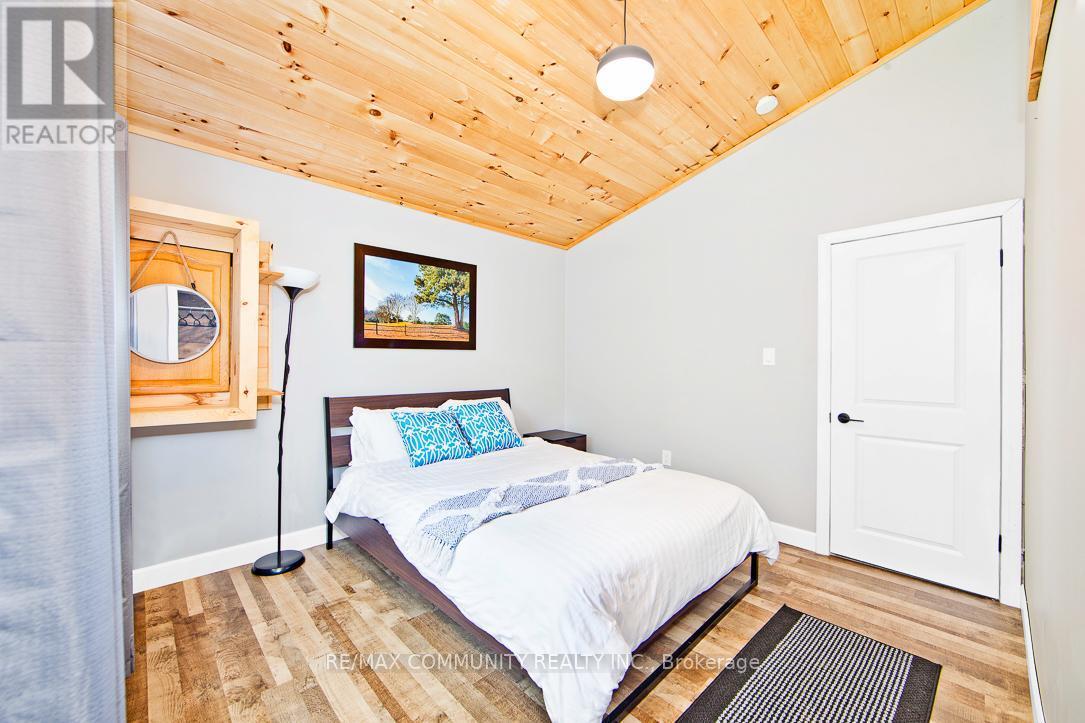 6605 Pioneer Village Lane, Ramara, ON - Indoor Photo Showing Bedroom