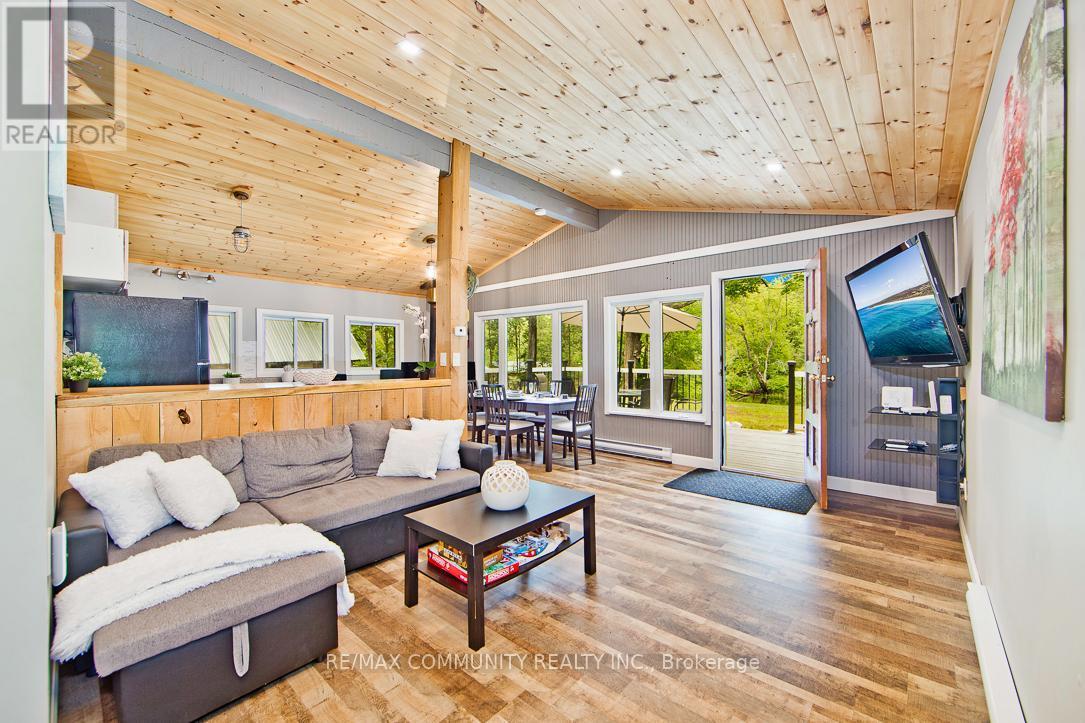 6605 Pioneer Village Lane, Ramara, ON - Indoor Photo Showing Living Room