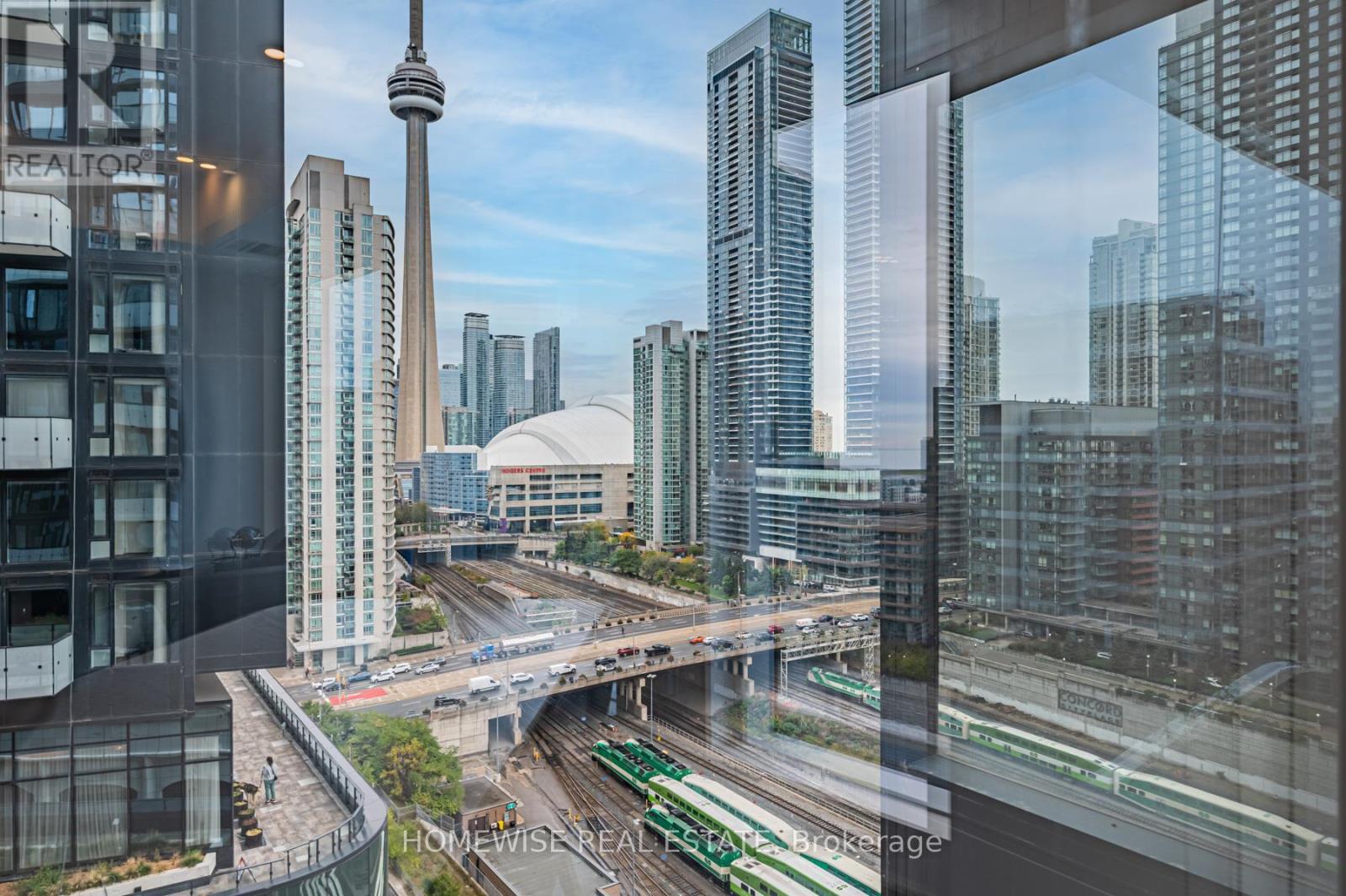 1012 - 470 Front Street W, Toronto, ON - Outdoor With Facade