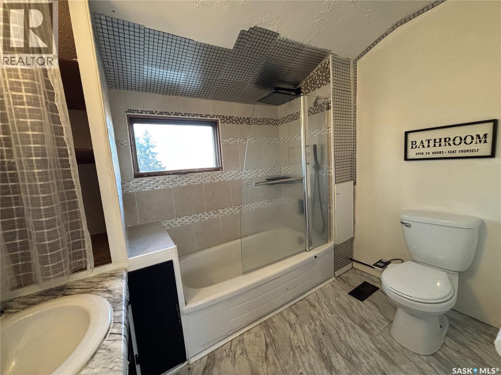1647 14Th Street W, Prince Albert, SK - Indoor Photo Showing Bathroom
