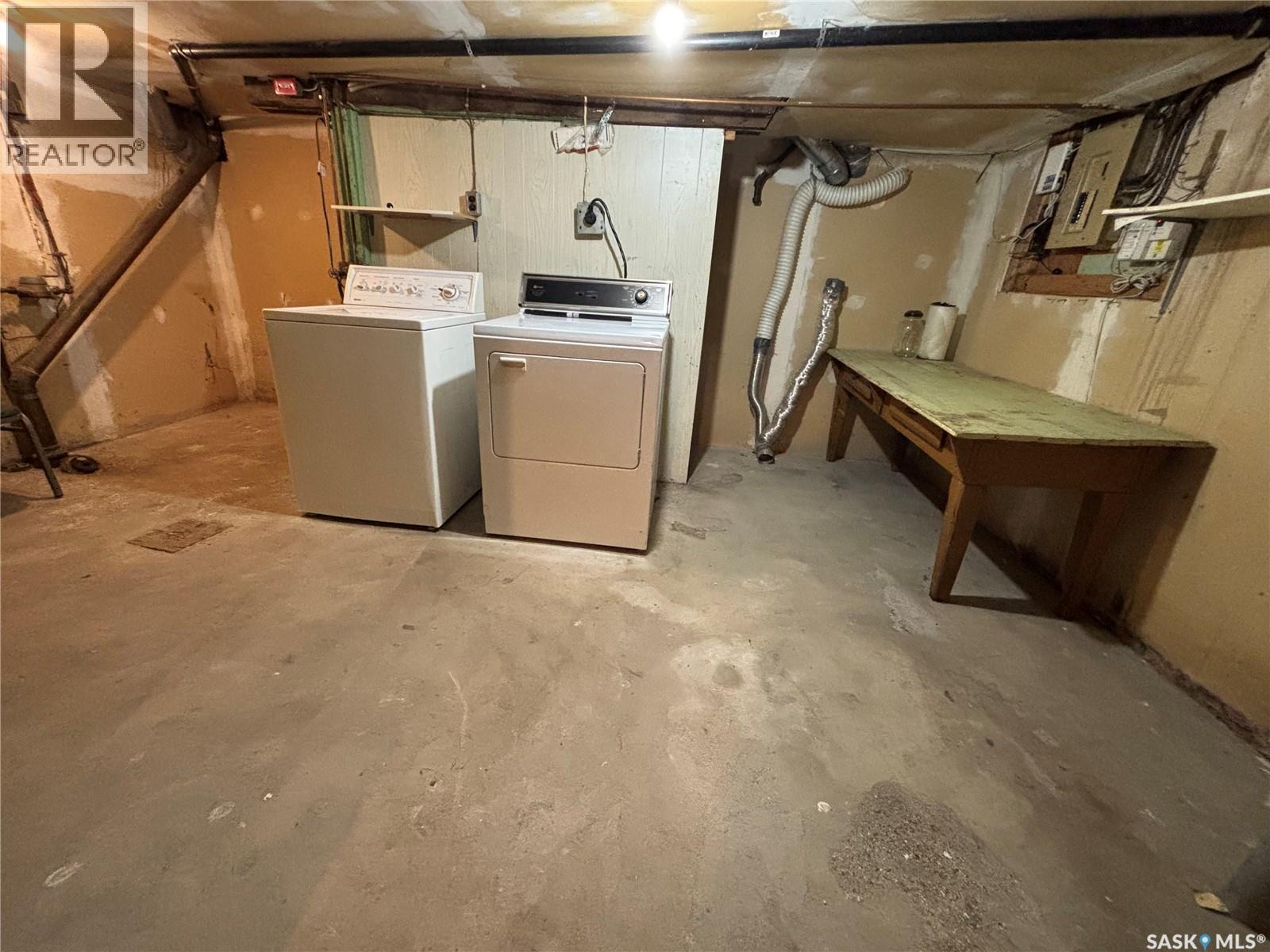 1647 14Th Street W, Prince Albert, SK - Indoor Photo Showing Laundry Room