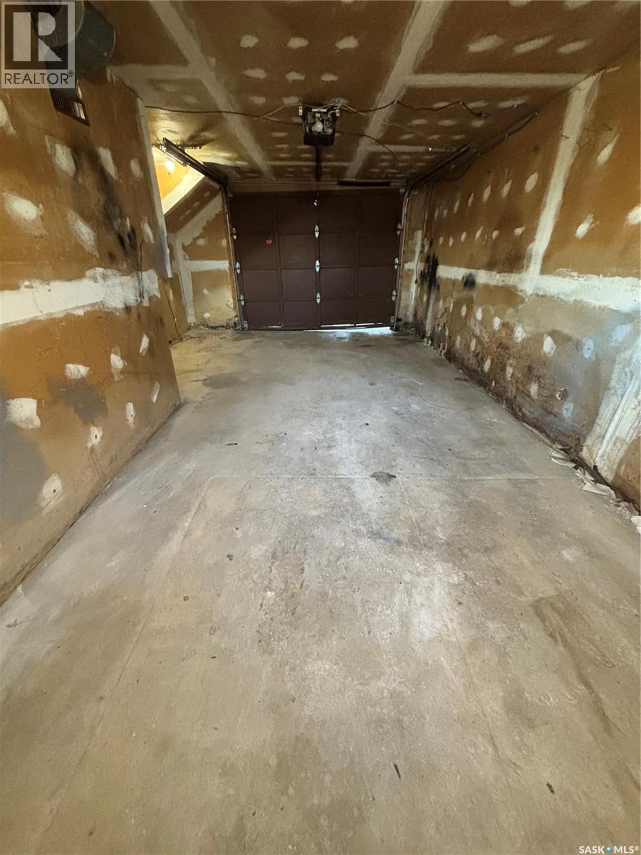 1647 14Th Street W, Prince Albert, SK - Indoor Photo Showing Garage