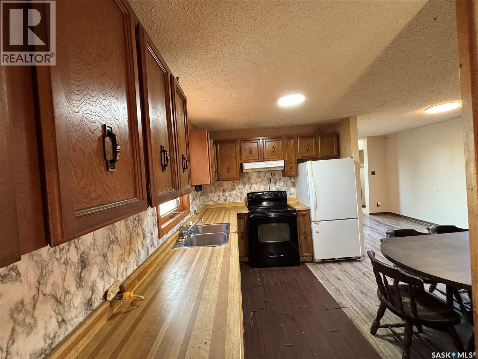 1647 14Th Street W, Prince Albert, SK - Indoor Photo Showing Kitchen With Double Sink