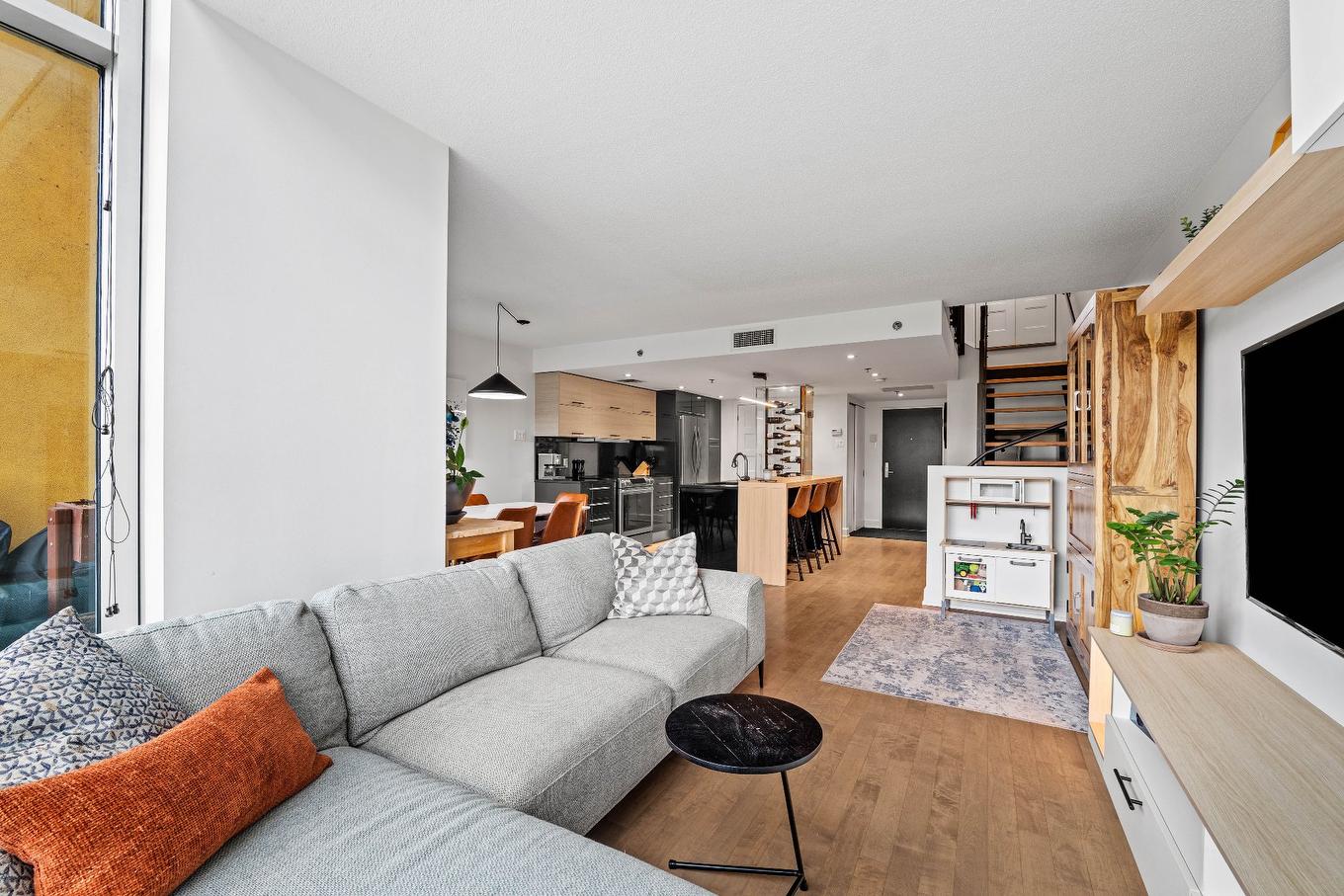 Living room - 411-220 Ch. Du Golf, Montréal (Verdun/Île-Des-Soeurs), QC - Indoor Photo Showing Living Room