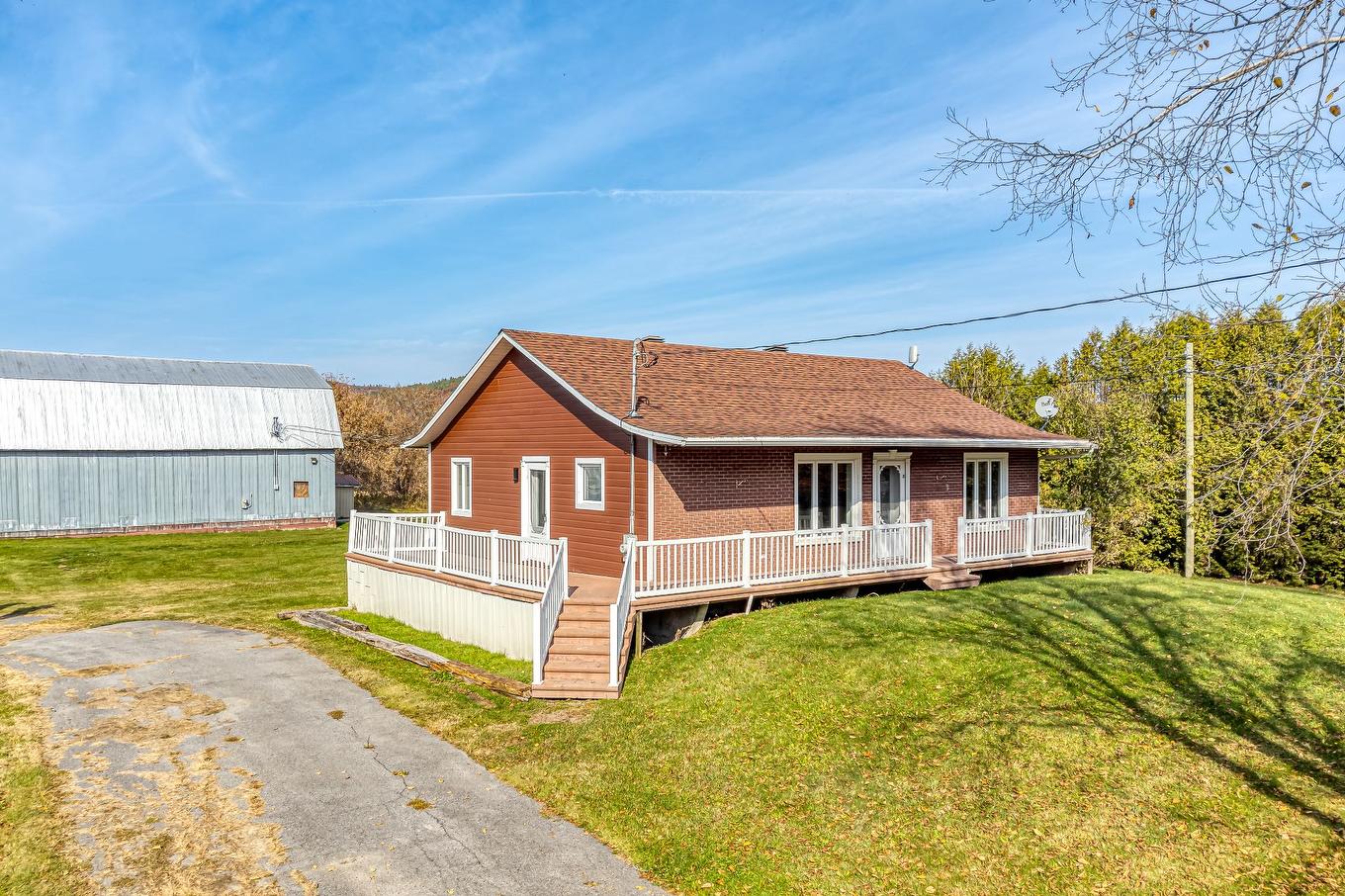 Façade - 1765 - 1775 Ch. Beauparlant O., Saint-Damien, QC