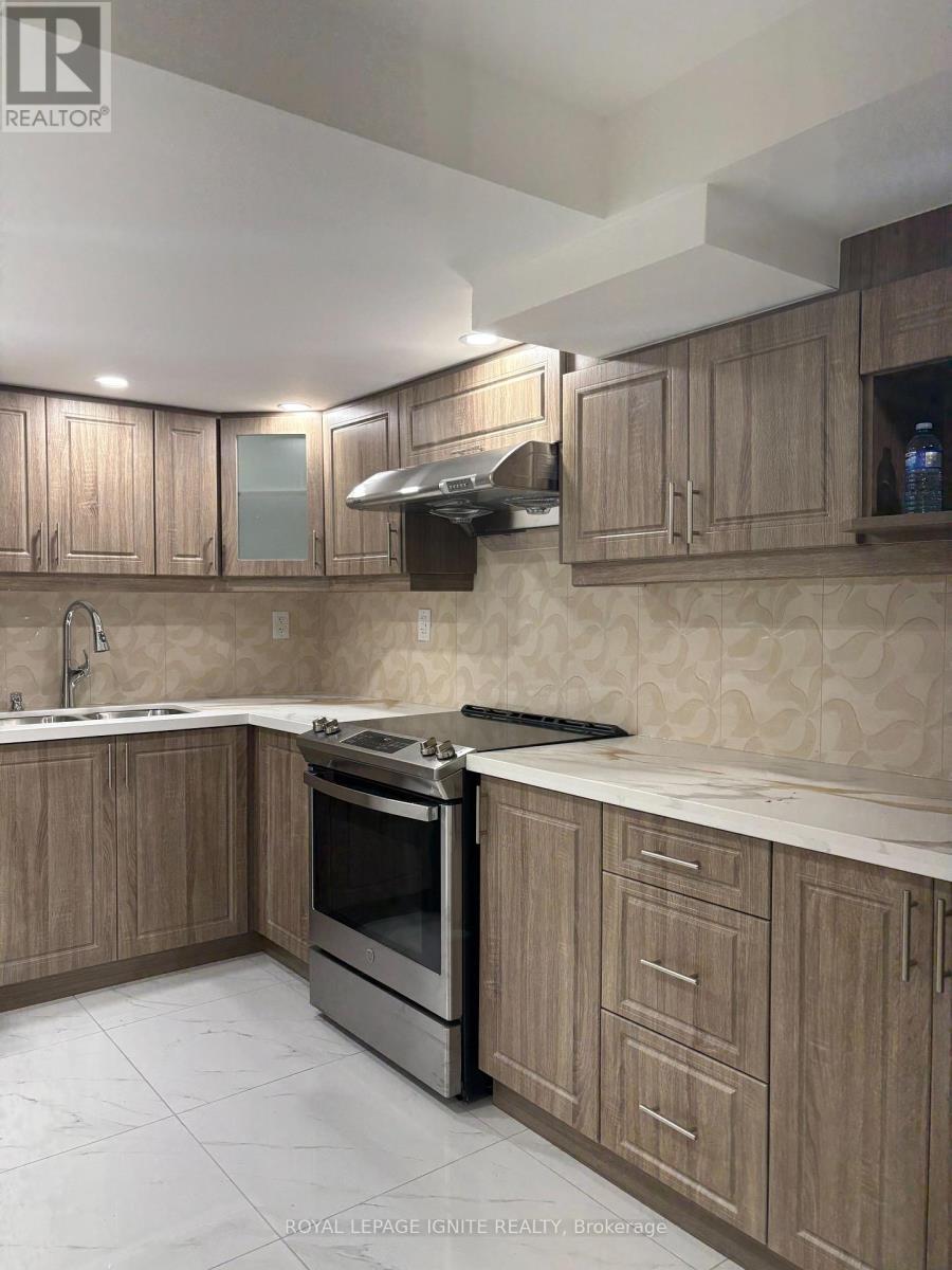22 Redwillow Road, Brampton, ON - Indoor Photo Showing Kitchen