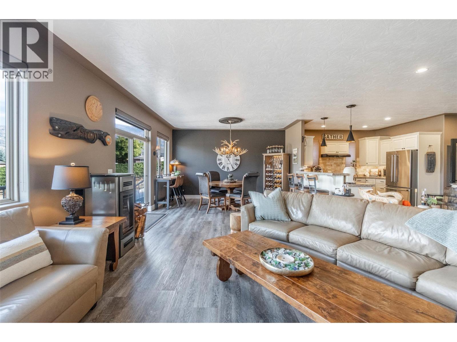 6963 Chardonnay Place, Oliver, BC - Indoor Photo Showing Living Room