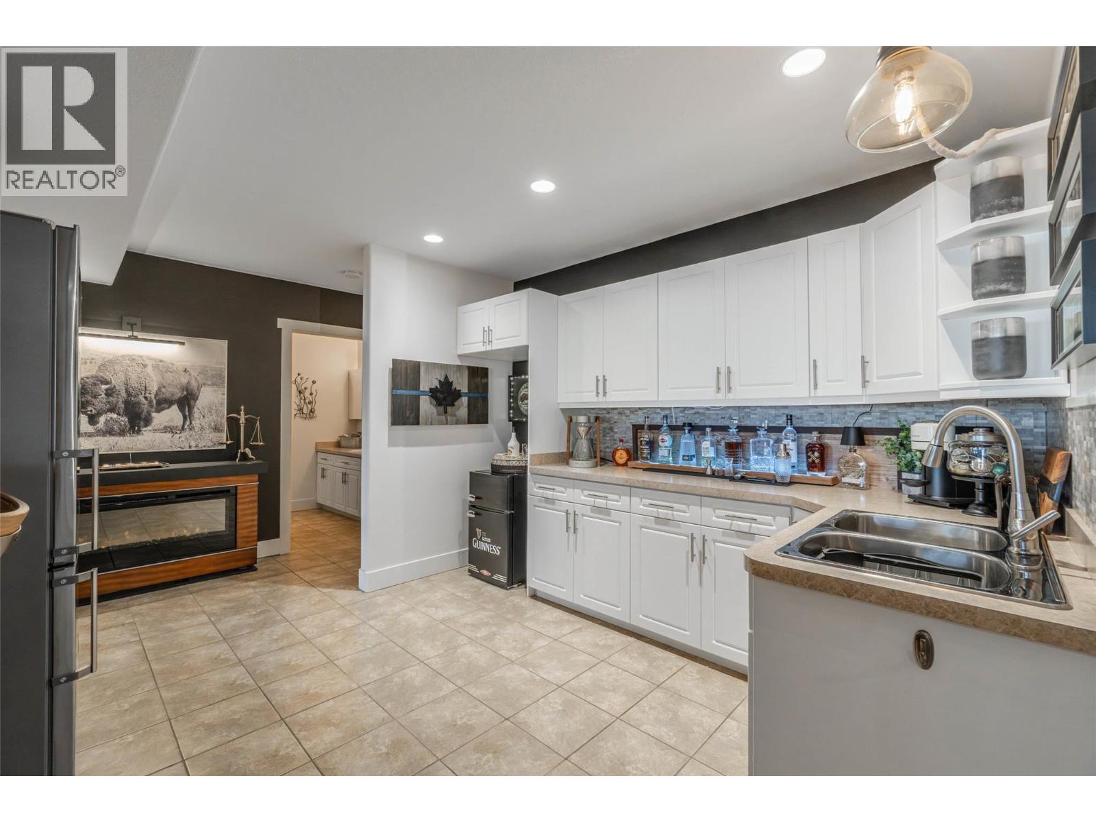 6963 Chardonnay Place, Oliver, BC - Indoor Photo Showing Kitchen With Double Sink