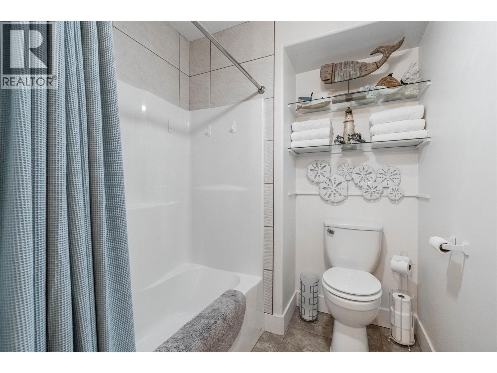 6963 Chardonnay Place, Oliver, BC - Indoor Photo Showing Bathroom