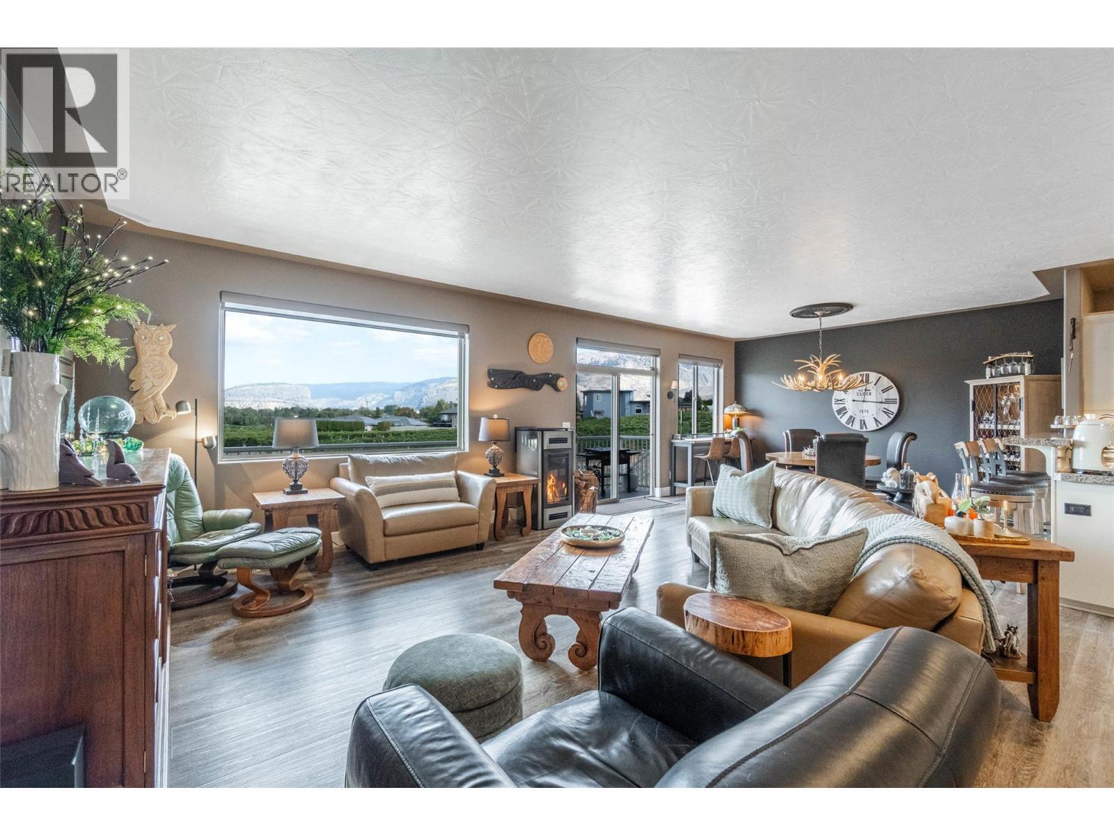 6963 Chardonnay Place, Oliver, BC - Indoor Photo Showing Living Room
