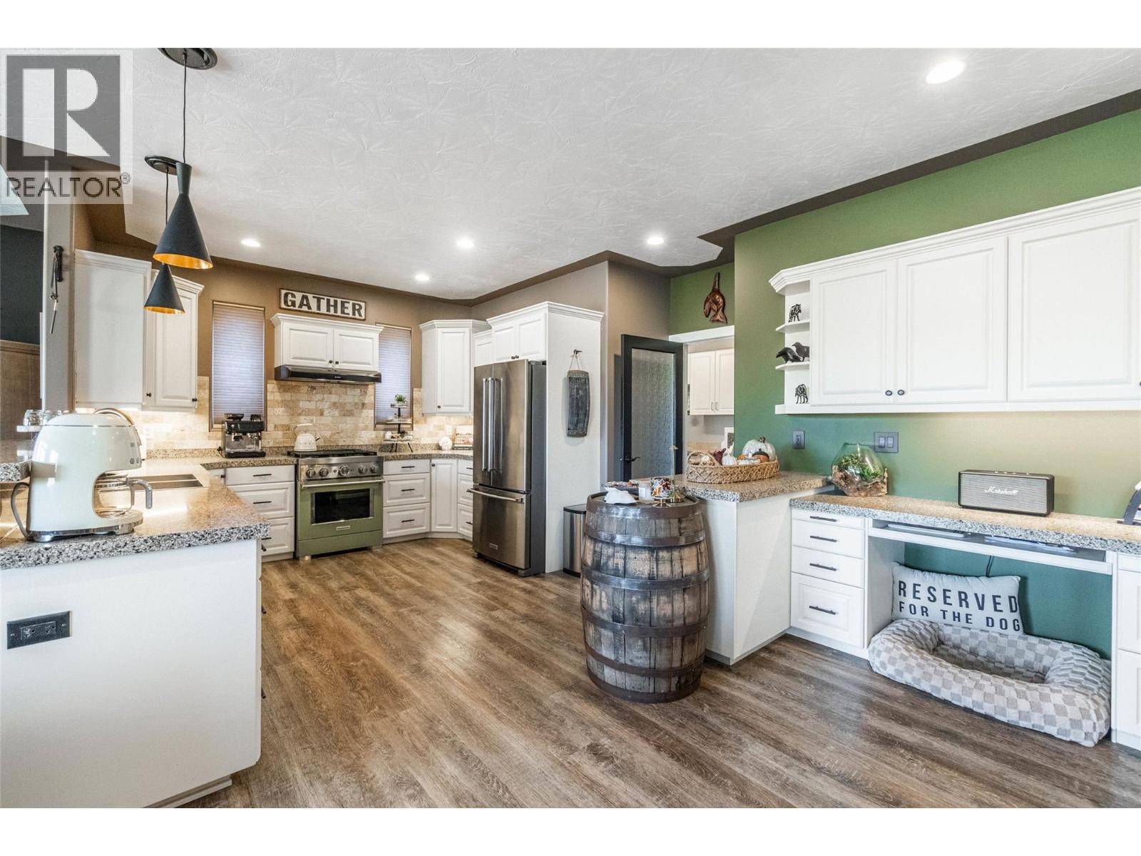 6963 Chardonnay Place, Oliver, BC - Indoor Photo Showing Kitchen With Upgraded Kitchen