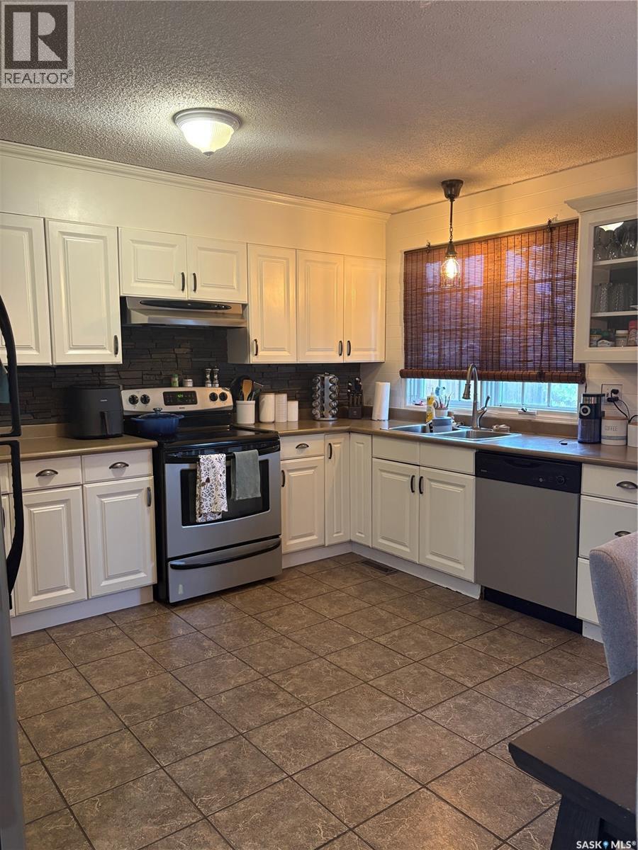 1582 Sibbald Crescent, Prince Albert, SK - Indoor Photo Showing Kitchen With Double Sink