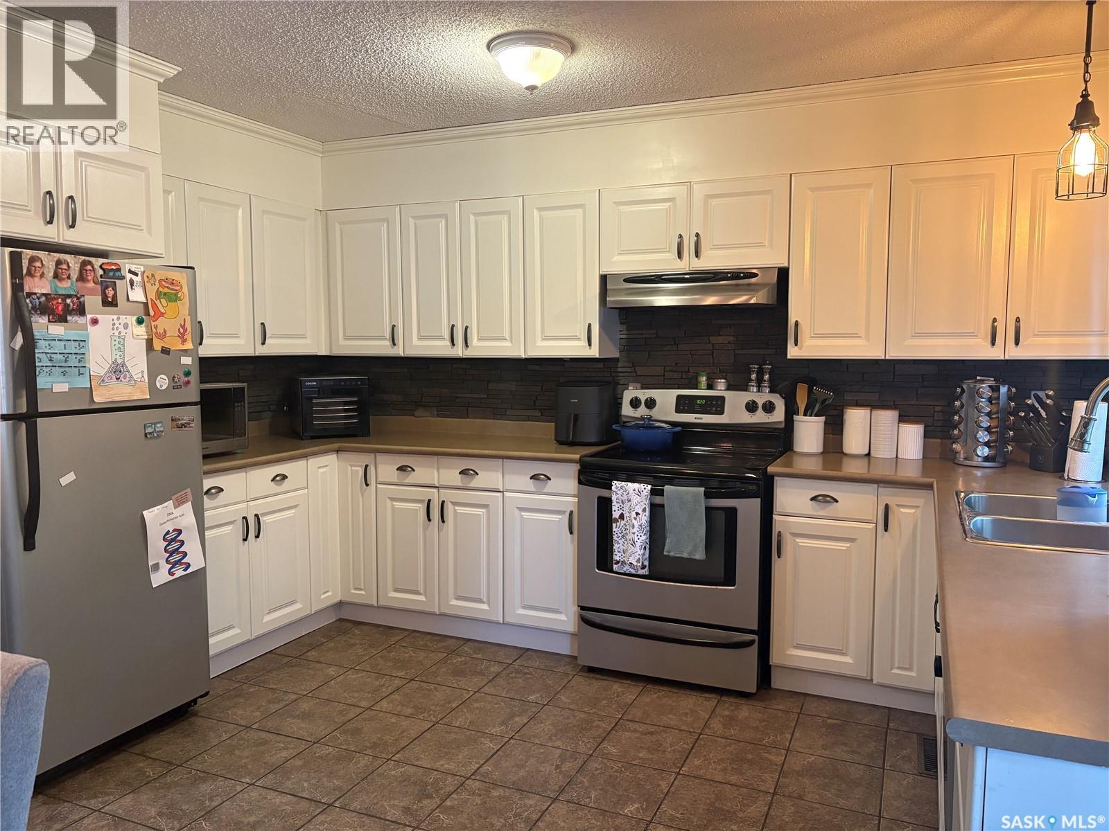 1582 Sibbald Crescent, Prince Albert, SK - Indoor Photo Showing Kitchen With Double Sink