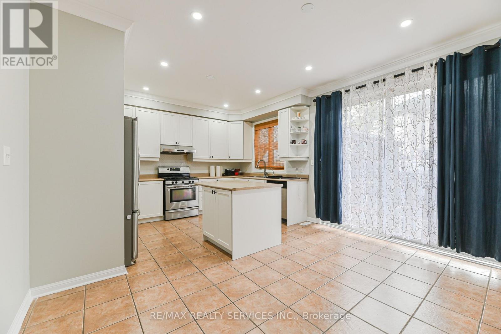 96 Brayshaw Drive, Cambridge, ON - Indoor Photo Showing Kitchen