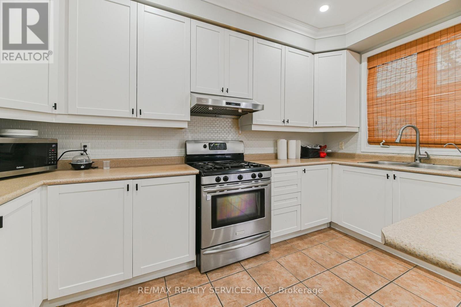 96 Brayshaw Drive, Cambridge, ON - Indoor Photo Showing Kitchen With Double Sink