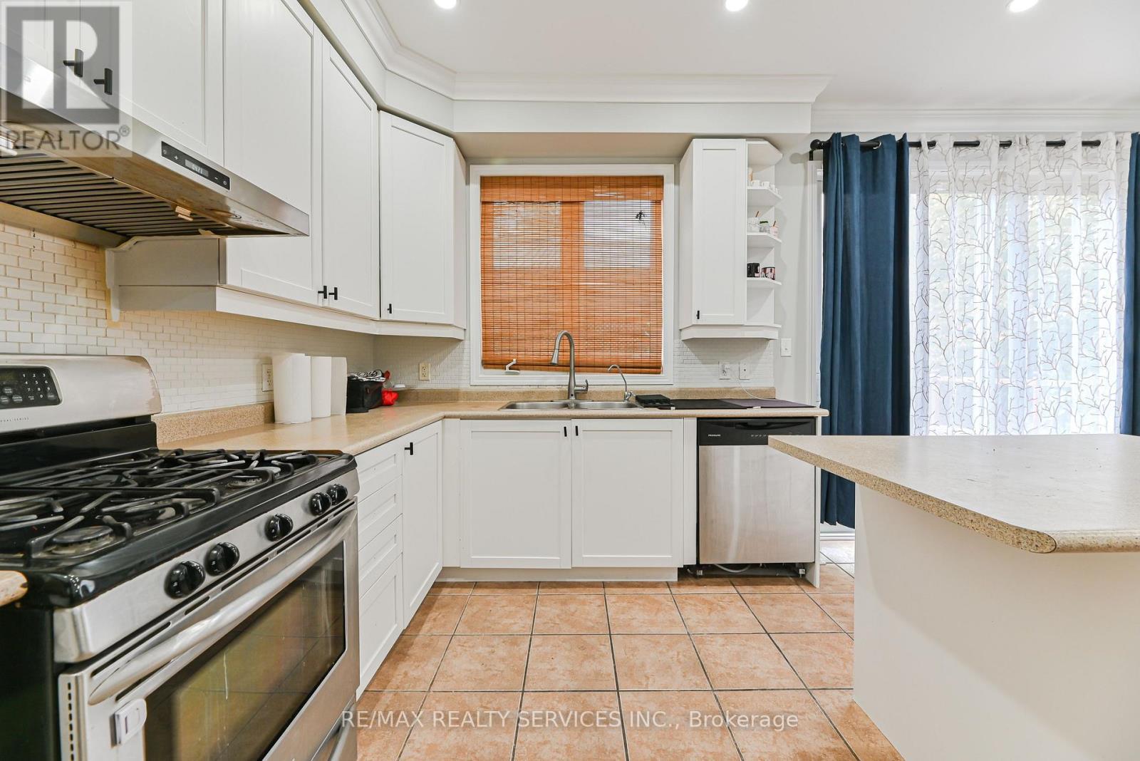 96 Brayshaw Drive, Cambridge, ON - Indoor Photo Showing Kitchen With Double Sink