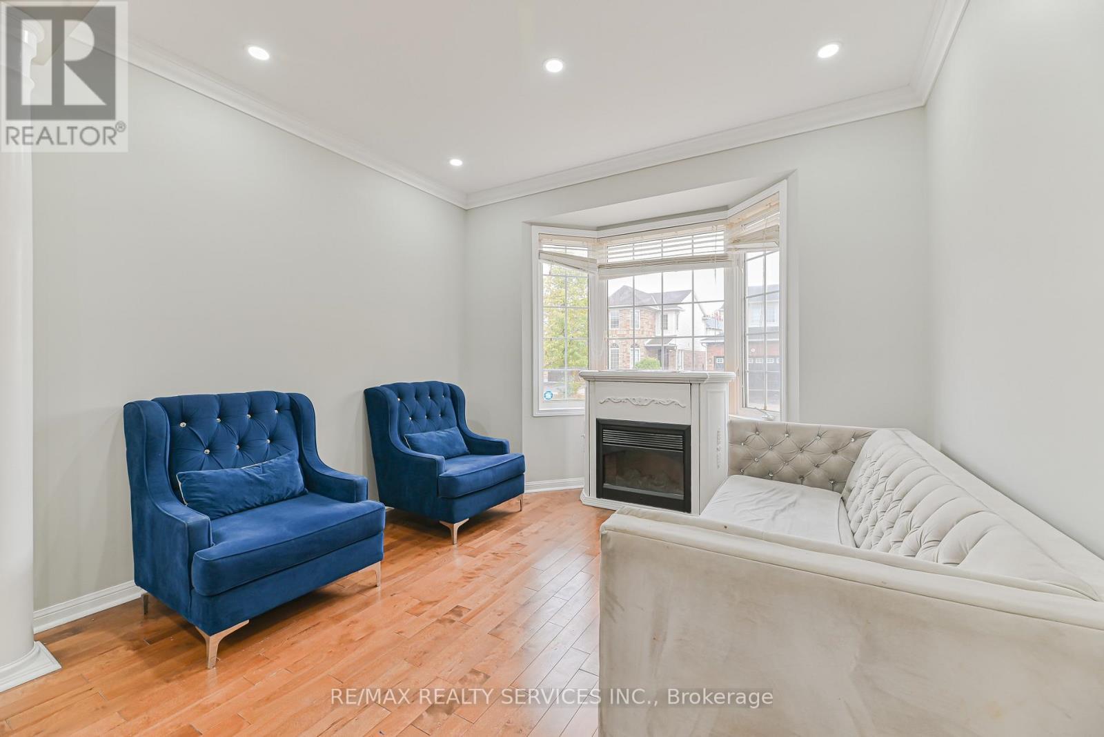 96 Brayshaw Drive, Cambridge, ON - Indoor Photo Showing Living Room With Fireplace
