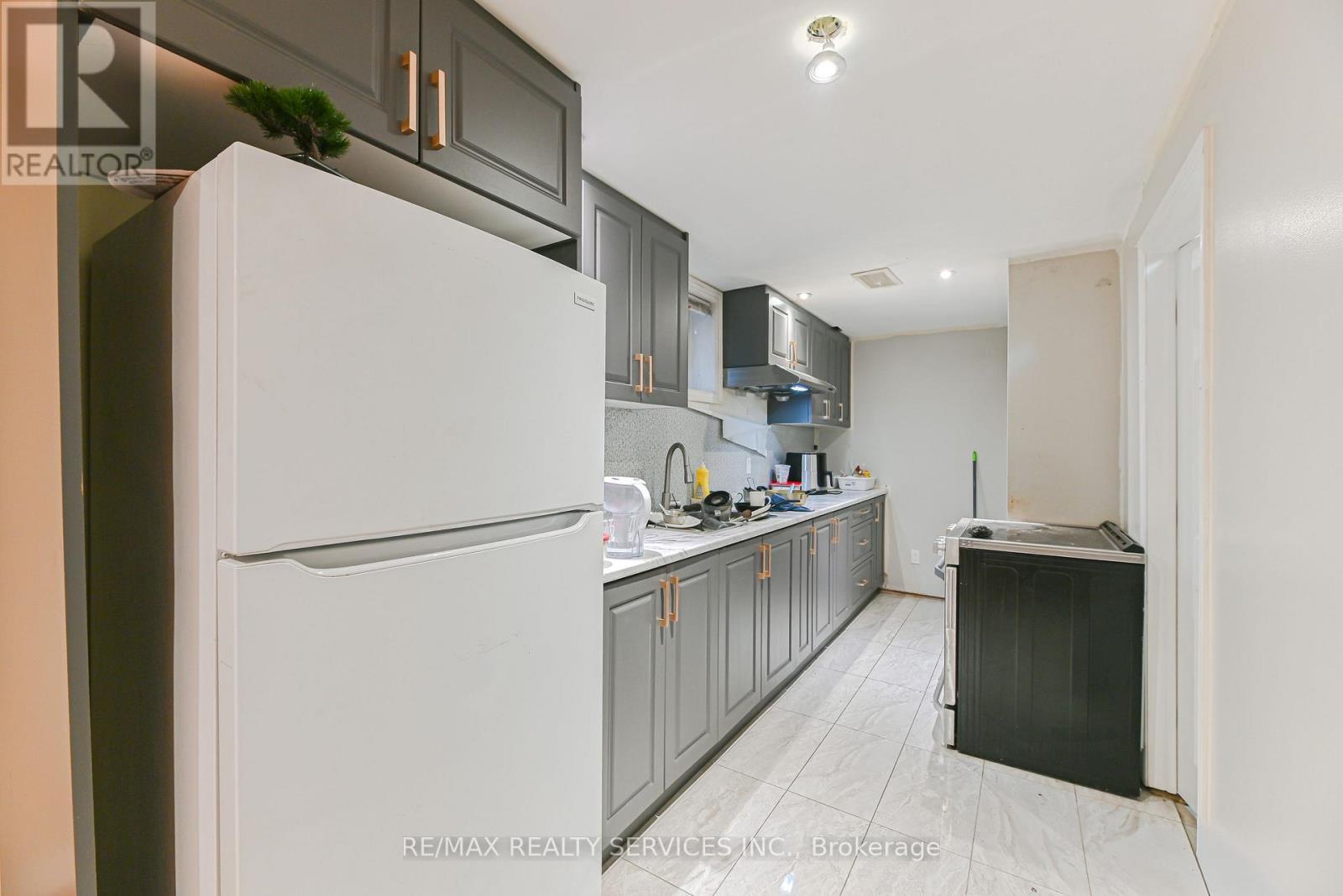 96 Brayshaw Drive, Cambridge, ON - Indoor Photo Showing Kitchen