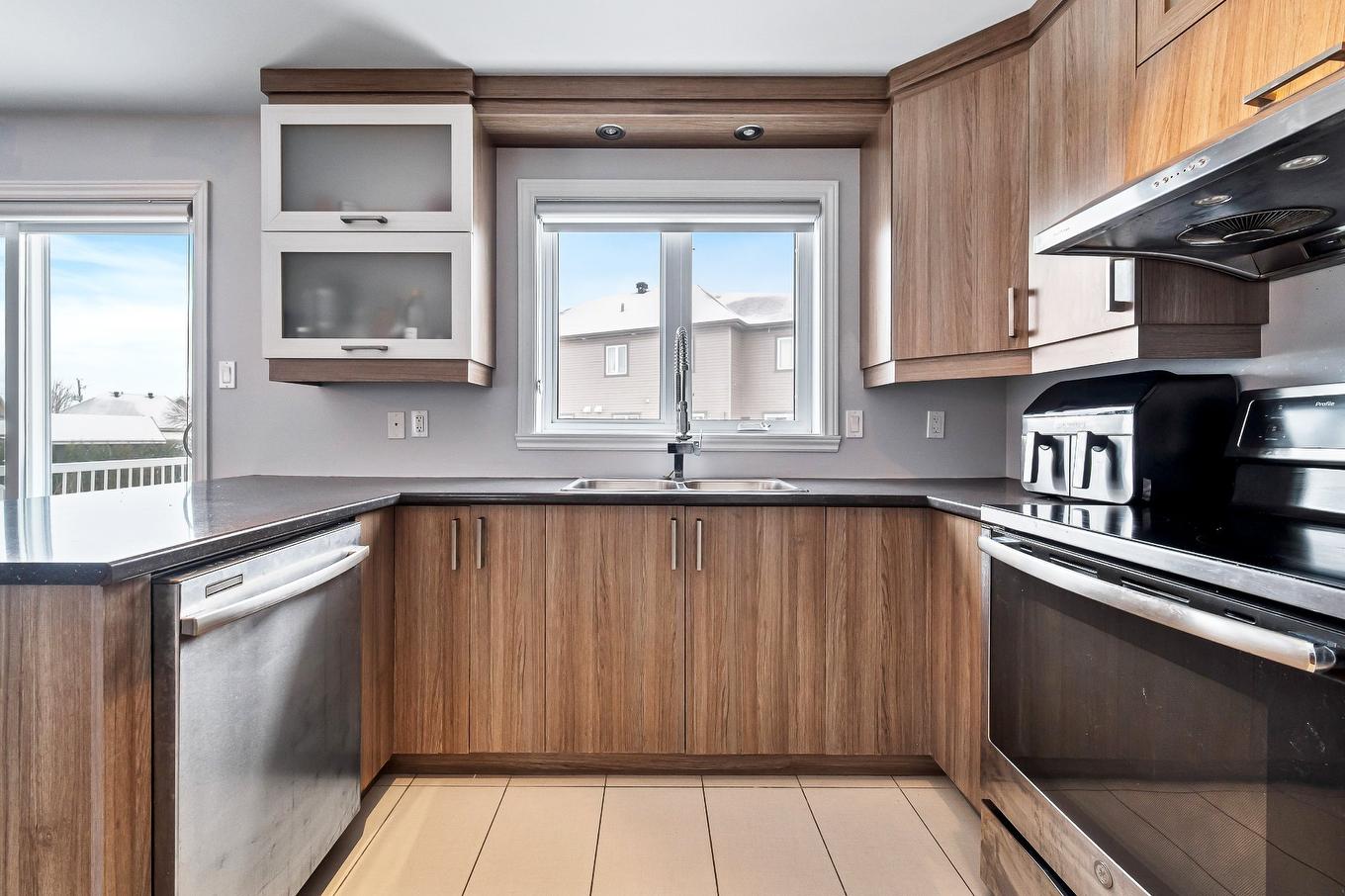 Cuisine - 67 Rue Logan, Sainte-Martine, QC - Indoor Photo Showing Kitchen With Double Sink