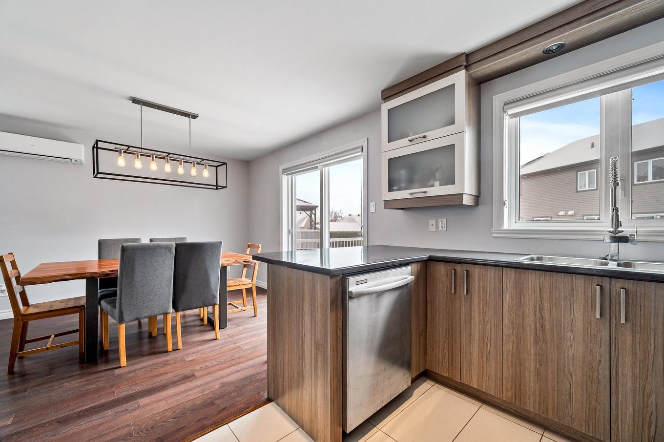 Cuisine - 67 Rue Logan, Sainte-Martine, QC - Indoor