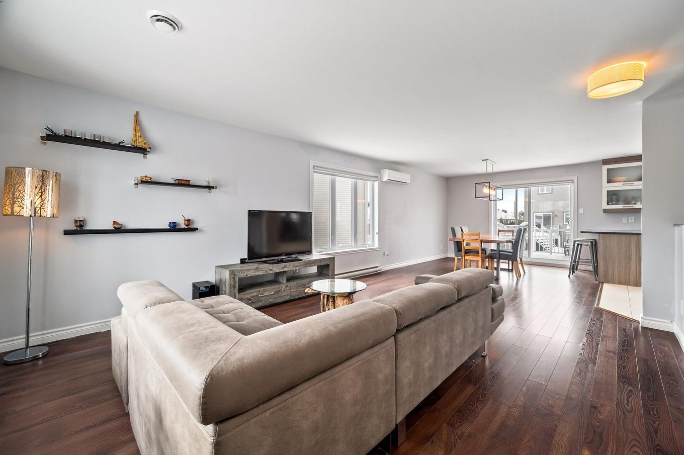 Salon - 67 Rue Logan, Sainte-Martine, QC - Indoor Photo Showing Living Room