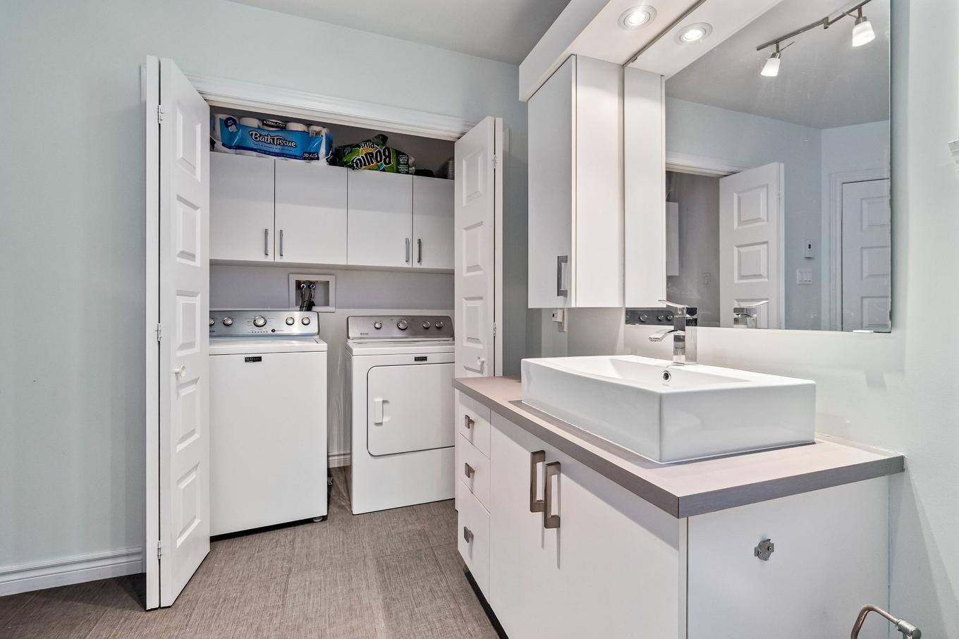 Salle de bains - 67 Rue Logan, Sainte-Martine, QC - Indoor Photo Showing Laundry Room