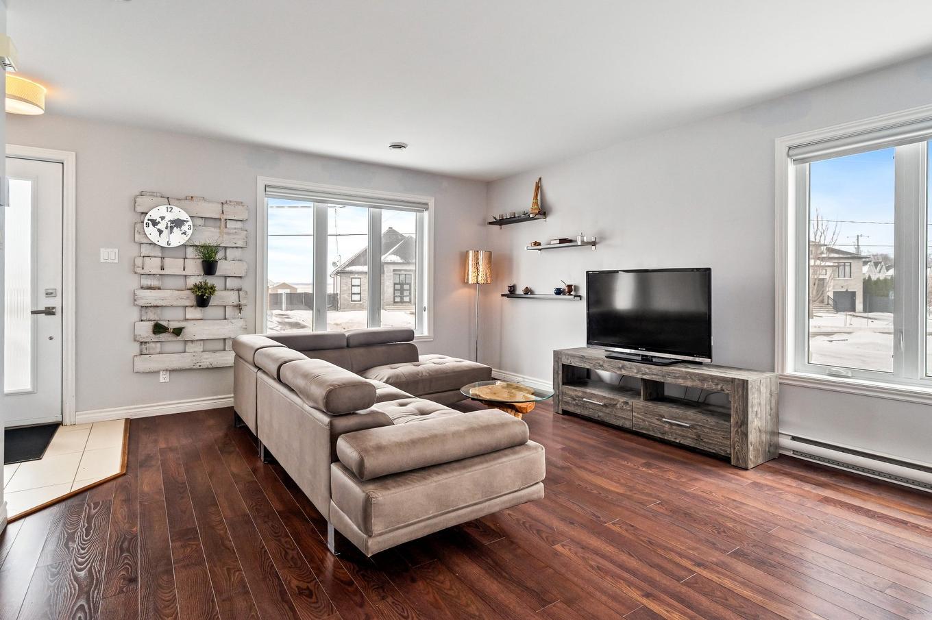 Salon - 67 Rue Logan, Sainte-Martine, QC - Indoor Photo Showing Living Room